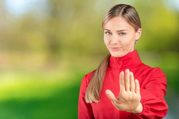 Jovem mulher com expressão de nojo repelir algo.