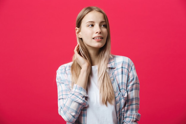 Jovem mulher com expressões