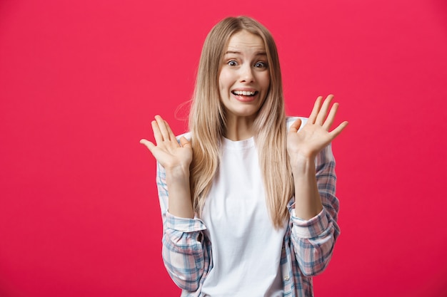 Jovem mulher com expressões