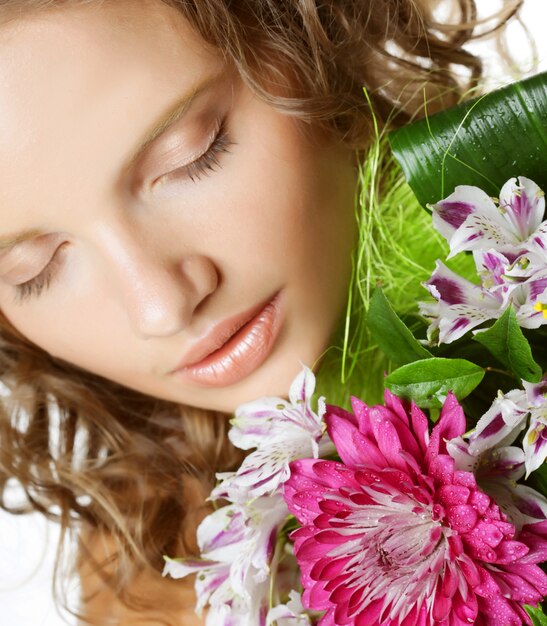 Jovem mulher com flores buquê