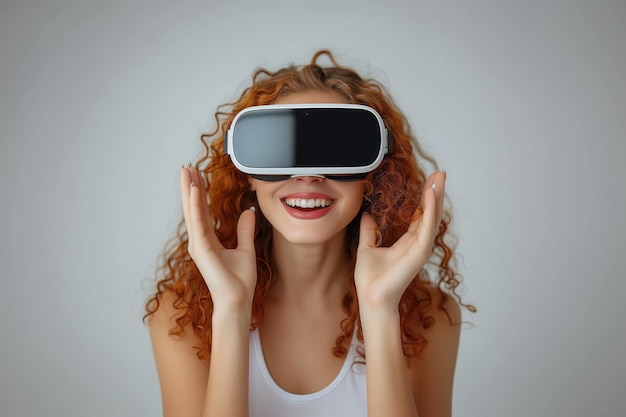 Foto jovem mulher com fone de ouvido de realidade virtual ou óculos 3d imersa na virtualidade