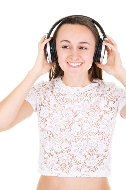 Jovem mulher com fones de ouvido cantando feliz adolescente de beleza fofa