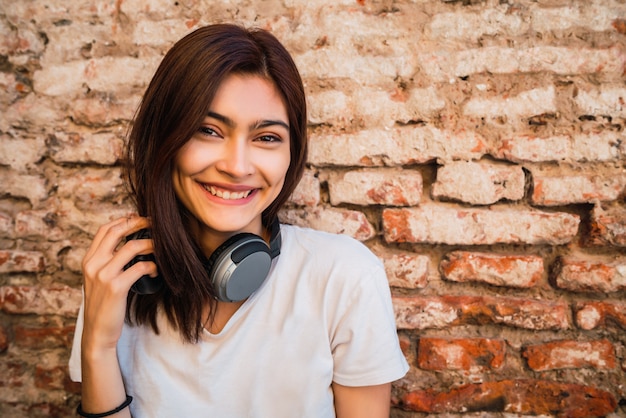 Jovem mulher com fones de ouvido.