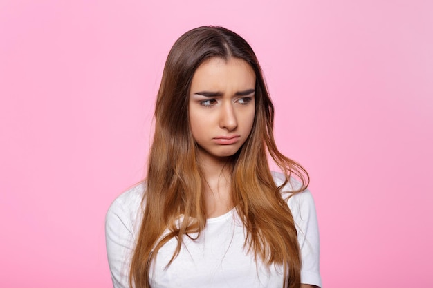 Jovem mulher com fundo rosa. Mulher bonita e atraente mostrando beijo no ar