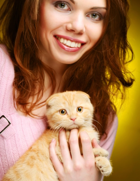 Jovem mulher com gatinho vermelho lopared da Inglaterra