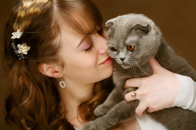 Jovem mulher com gato scottish-fold