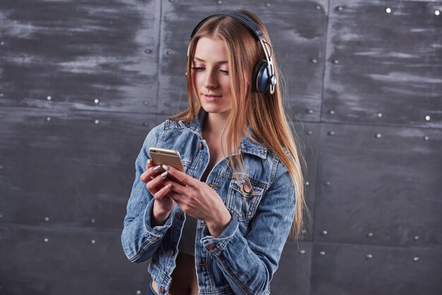 jovem mulher com jaqueta jeans