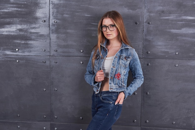 jovem mulher com jaqueta jeans