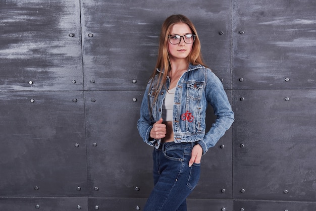 Jovem mulher com jaqueta jeans