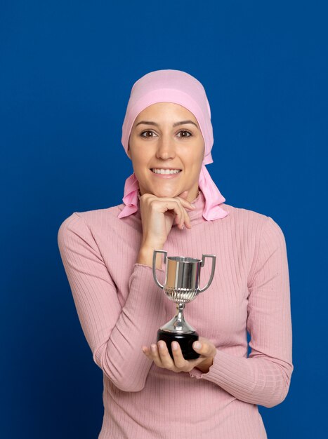 Jovem mulher com lenço rosa na cabeça