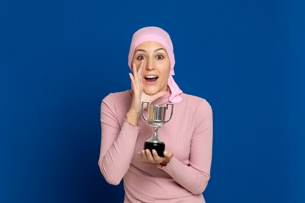 Jovem mulher com lenço rosa na cabeça