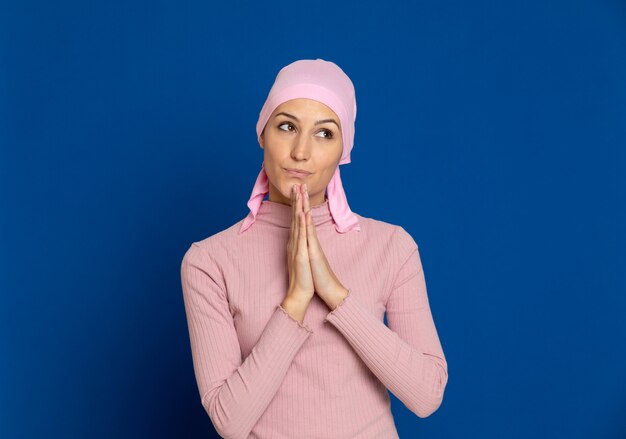 Jovem mulher com lenço rosa na cabeça