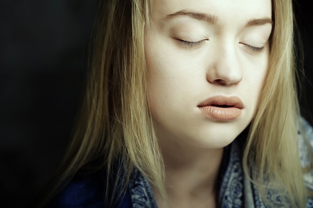 Jovem mulher com lindos olhos azuis