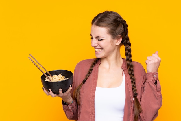 Jovem mulher com macarrão