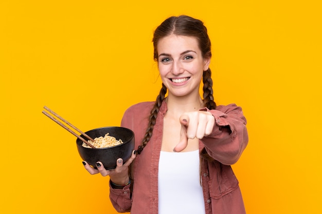 Jovem mulher com macarrão