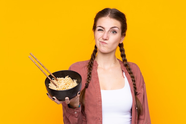 Jovem mulher com macarrão