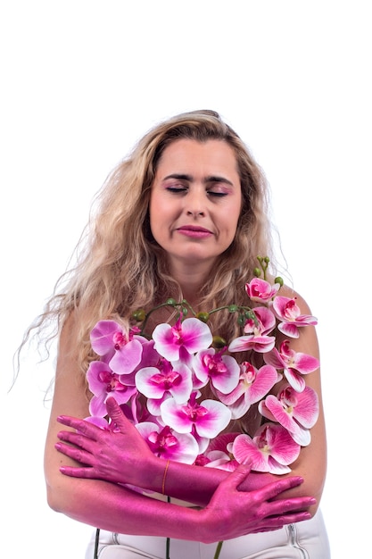 Jovem mulher com mãos-de-rosa e flores sobre um branco.