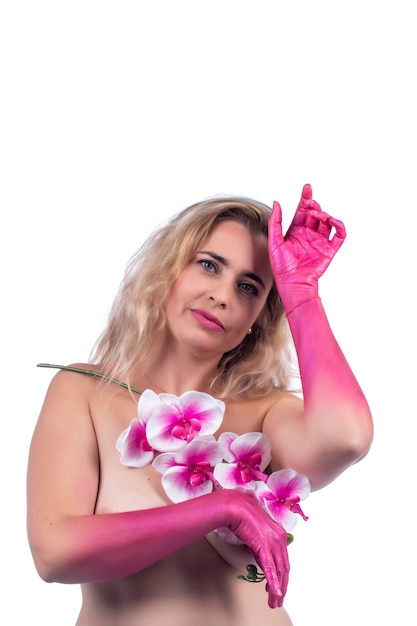 Jovem mulher com mãos-de-rosa e flores sobre um branco.