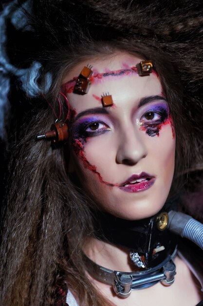 Foto jovem mulher com maquiagem criativa. close up.halloween theme. tema zumbi.