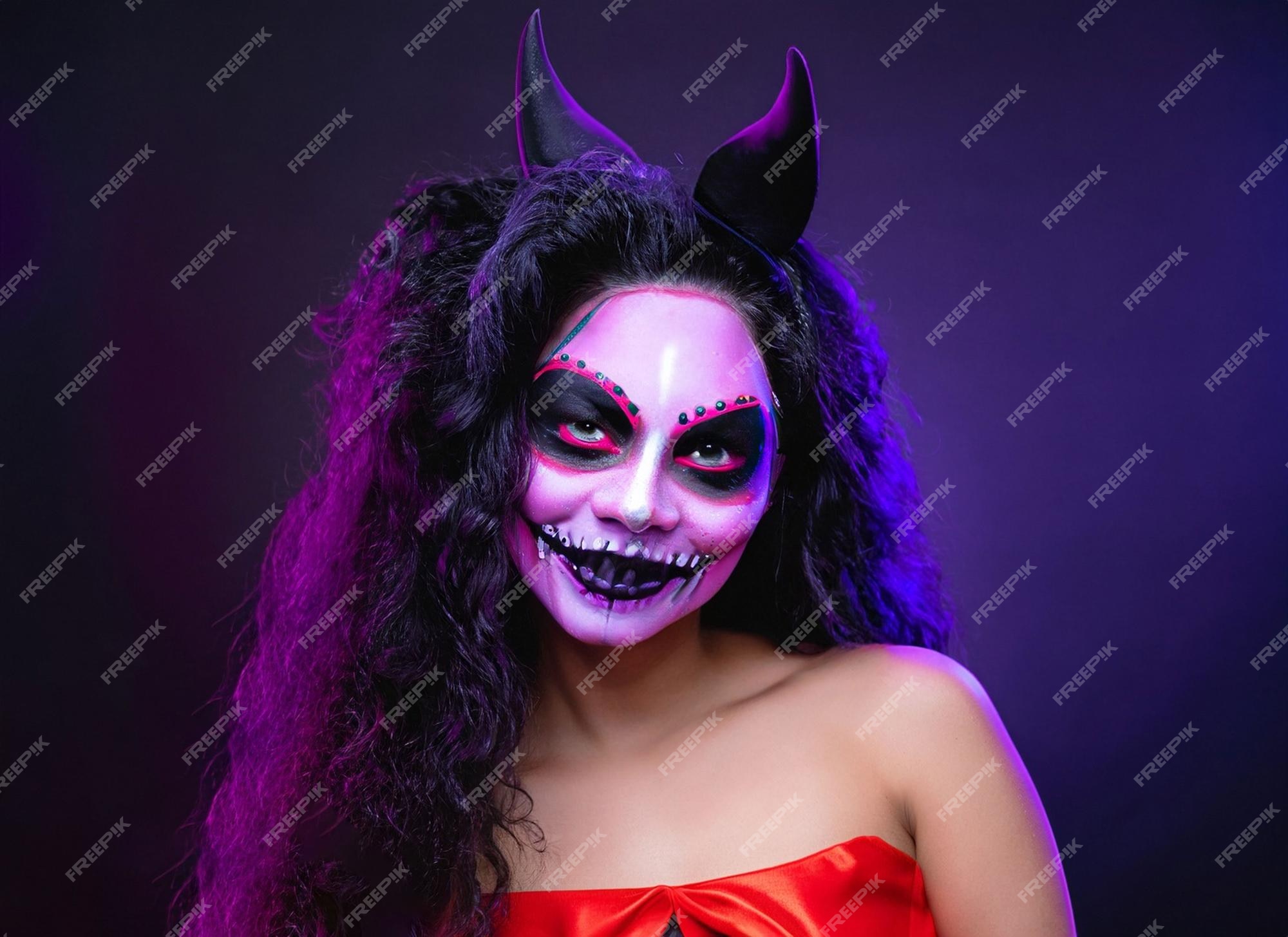 Jovem mulher com maquiagem de vampiro gótico na festa de halloween sobre  fundo preto