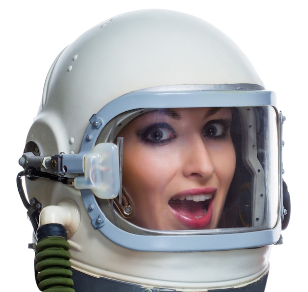 Jovem mulher com maquiagem usando capacete espacial vintage, isolado no fundo branco.