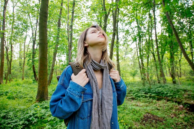 Foto jovem mulher com mochila em uma floresta mista beskidy, na polônia, na primavera.