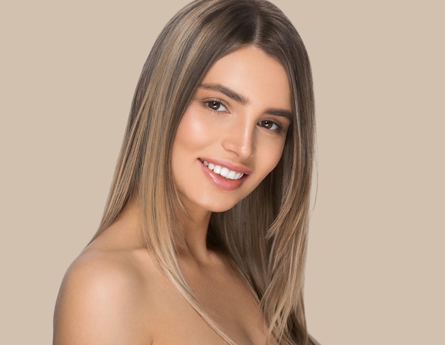 Jovem mulher com pele de beleza e penteado de beleza. Cor de fundo. marrom