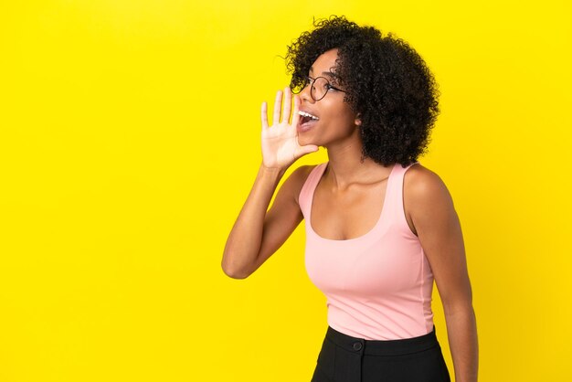 Jovem mulher com pipocas na parede rosa com expressão facial chocada