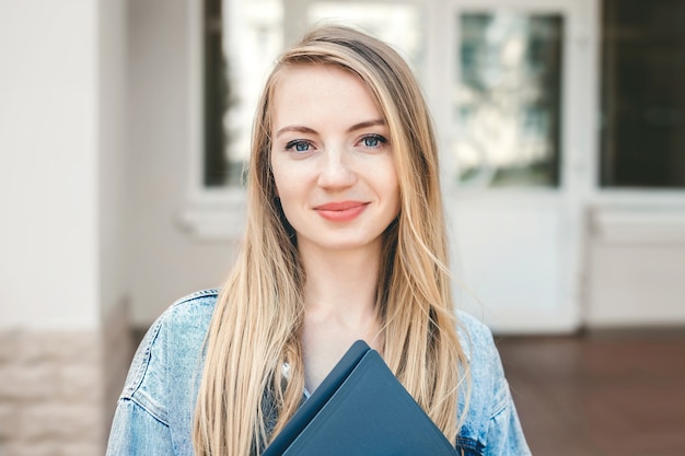 Jovem mulher com retrato de livros