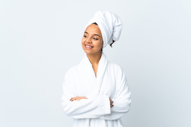 Jovem mulher com roupão de banho isolada