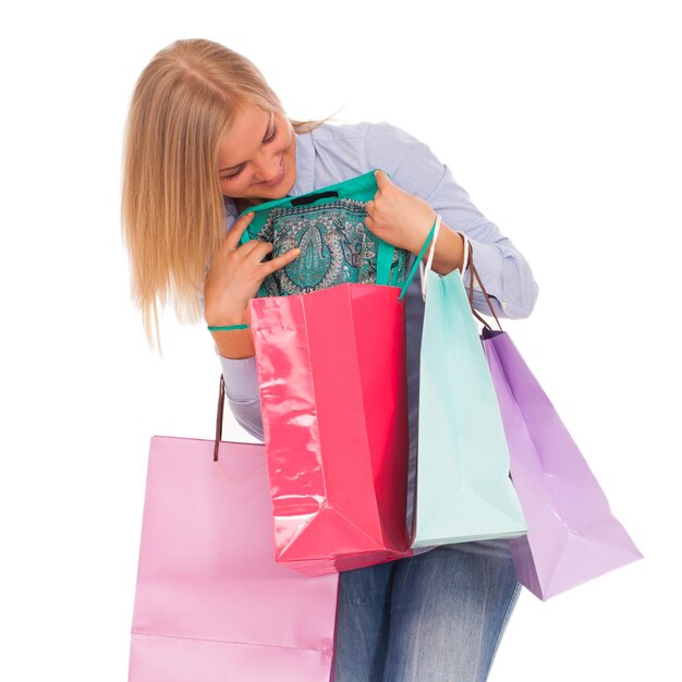 Jovem mulher com sacolas de compras