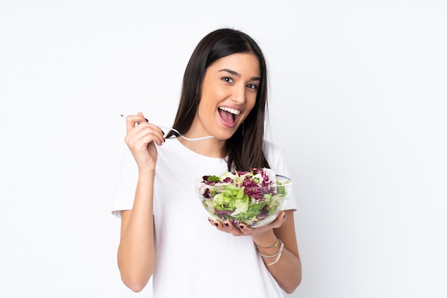 Jovem mulher com salada em branco