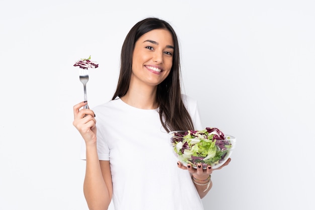 Jovem mulher com salada em branco