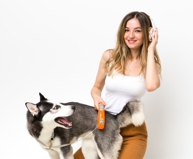 Foto jovem mulher com seu cachorro husky