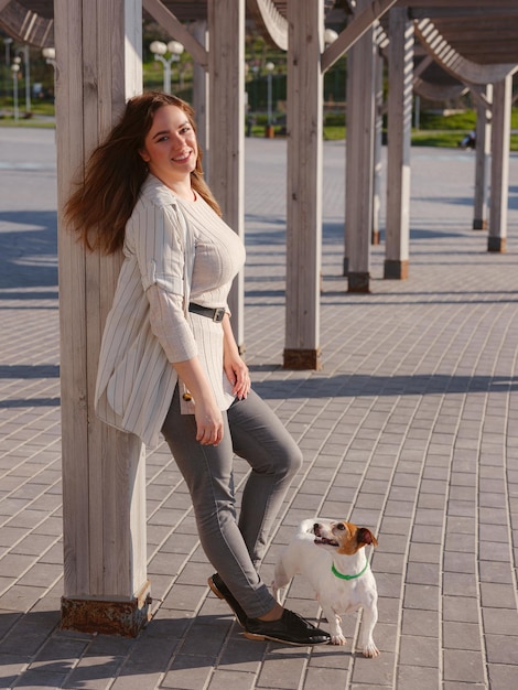 Jovem mulher com seu lindo Jack Russell Terrier ao ar livre