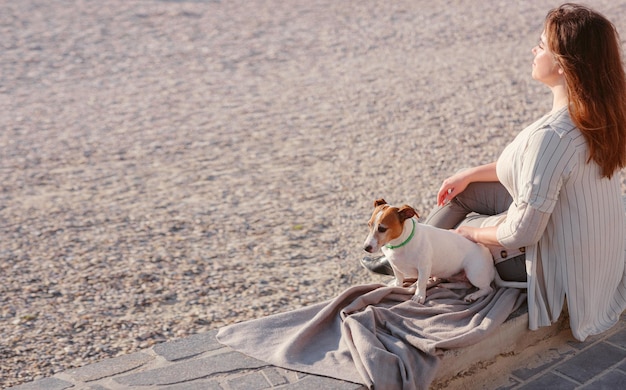 Jovem mulher com seu lindo jack russell terrier ao ar livre