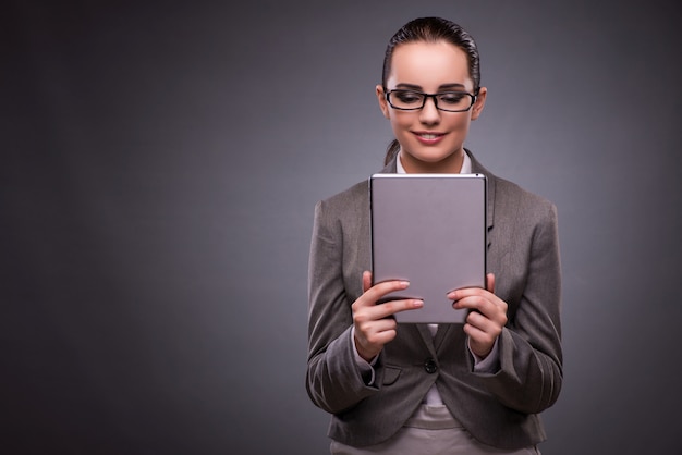 Jovem mulher com tablet no conceito de negócio