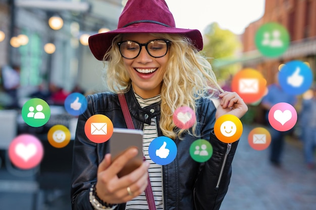 Foto jovem mulher com telefone celular ao ar livre conceito de uso diário de tecnologia