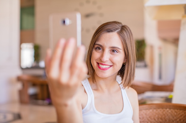 jovem mulher com telefone obile em um resort