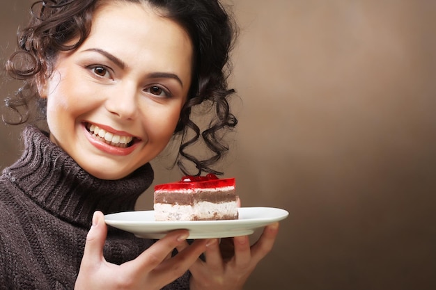 Foto jovem mulher com um bolo