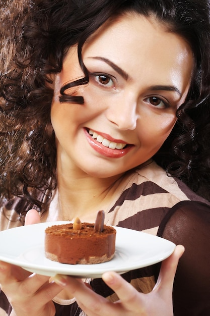 Jovem mulher com um bolo