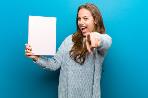 Jovem mulher com um caderno azul