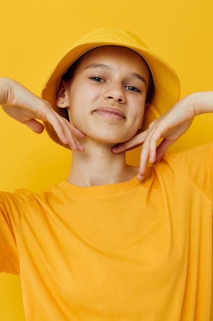 Jovem mulher com um chapéu amarelo estilo jovem roupa casual fundo isolado