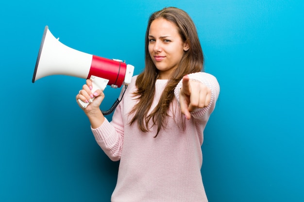 Jovem mulher com um megafone