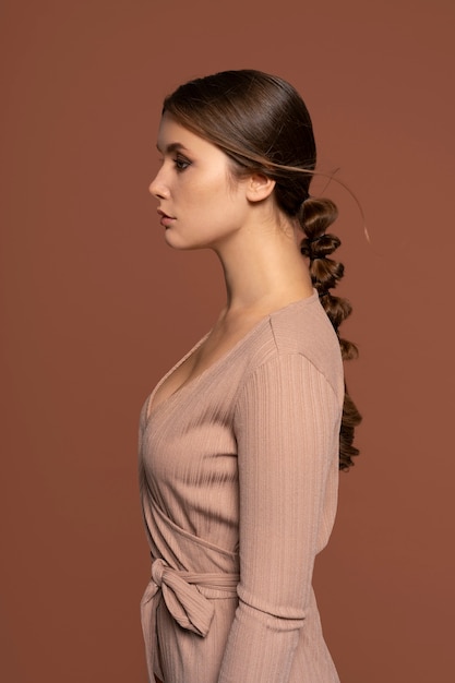 Foto jovem mulher com um penteado moderno