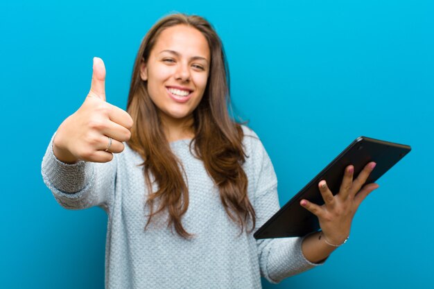 Jovem mulher com um tablet azul