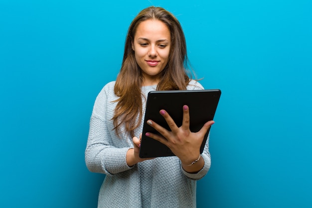 Jovem mulher com um tablet