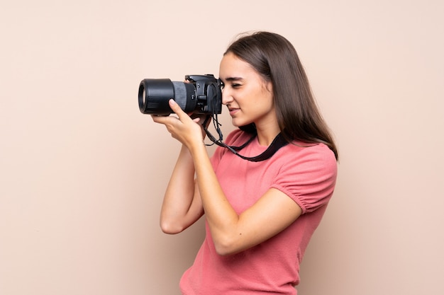 Jovem mulher com uma câmera profissional