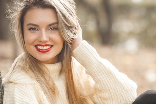 Jovem mulher com uma camisola elegante