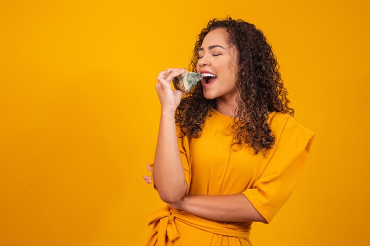Foto jovem mulher com uma fatia de queijo na mão. mulher comendo queijo gorgonzola.